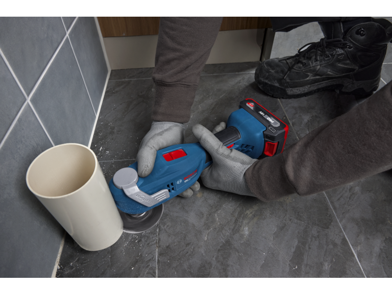 Akumulatorsko multifunkcijsko orodje Bosch GOP 18V-30 v kovčku, 06018G3001